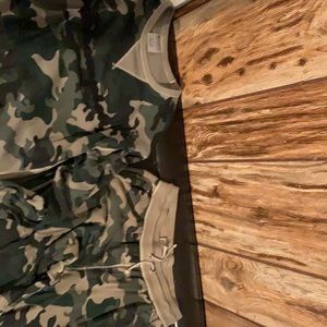 Green camouflage champion sweat pants outfit